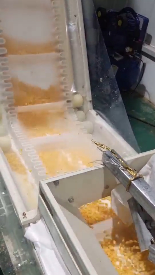 單人操作電動(dòng)雙斗自流包裝機(jī)      大傾角皮帶機(jī)